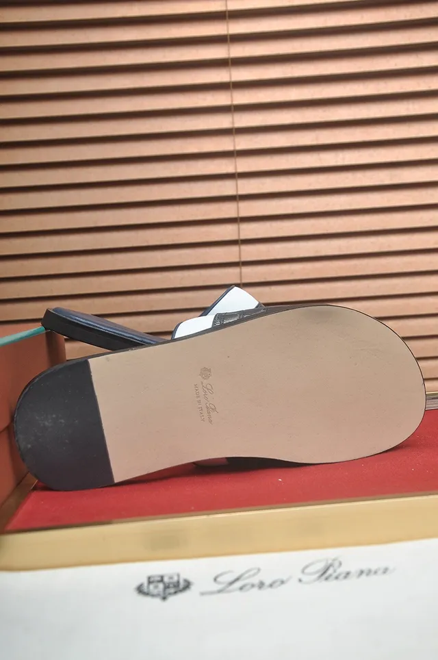 Loro Piana Croc-Embossed Navy and White Pantufla 8