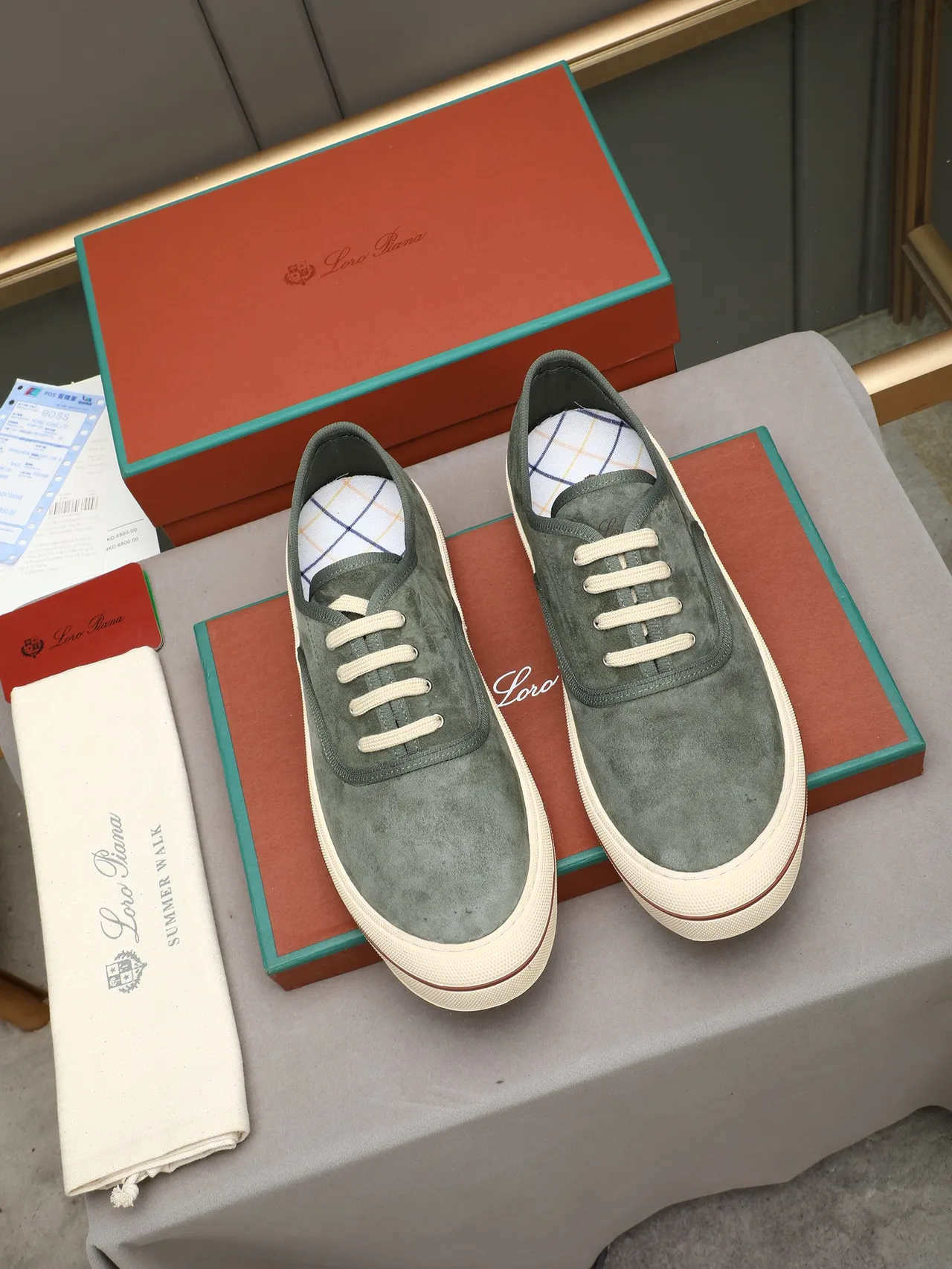 Loro Piana Sapatos Casuais Verde Bege com Camurça Superior Silhueta Low-Top 2