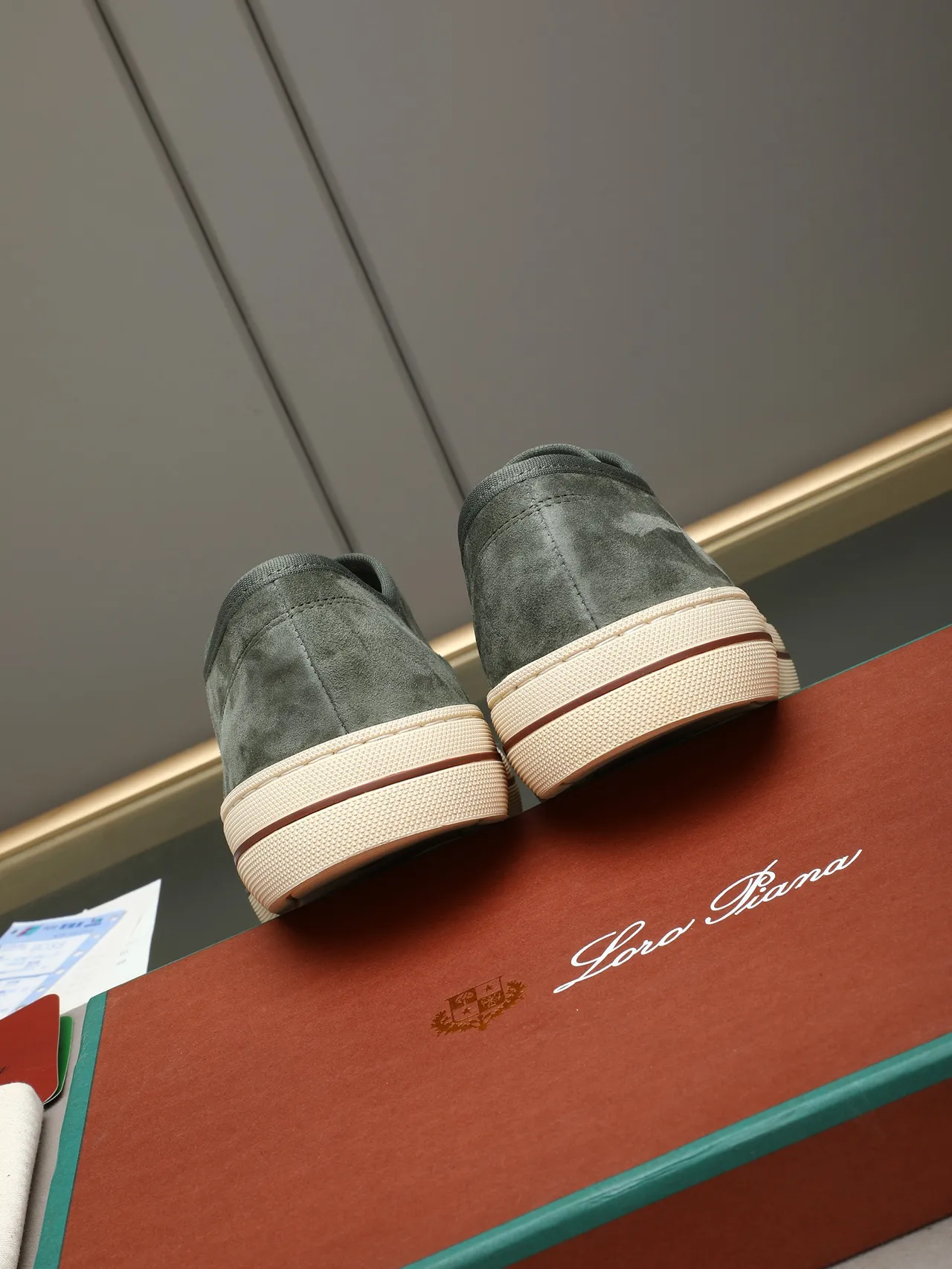 Loro Piana Sapatos Casuais Verde Bege com Camurça Superior Silhueta Low-Top 3