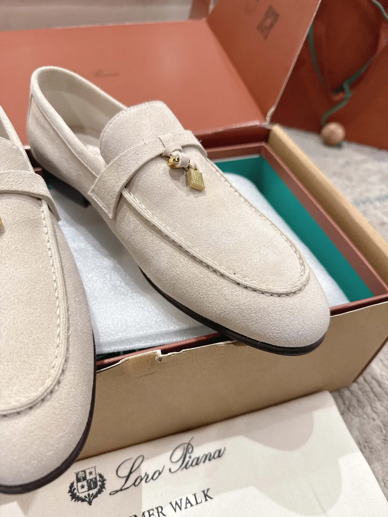 Loro Piana Summer Walk Mocassins daim beige tassel-lock 2