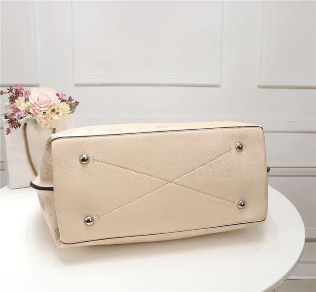 Louis Vuitton حقيبة يد بيد علوية جلدية مفتوحة الثقوب مطبوعة بيج بني مضفرة 15