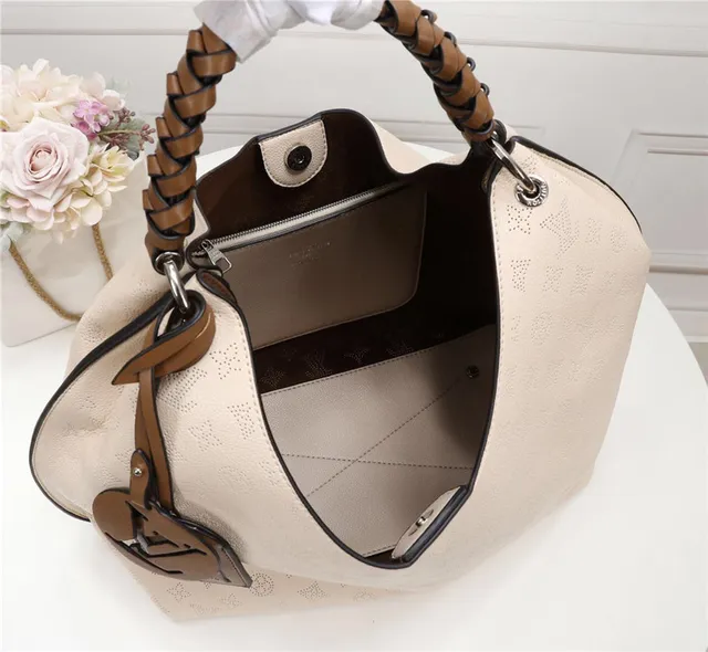 Louis Vuitton حقيبة يد بيد علوية جلدية مفتوحة الثقوب مطبوعة بيج بني مضفرة 16