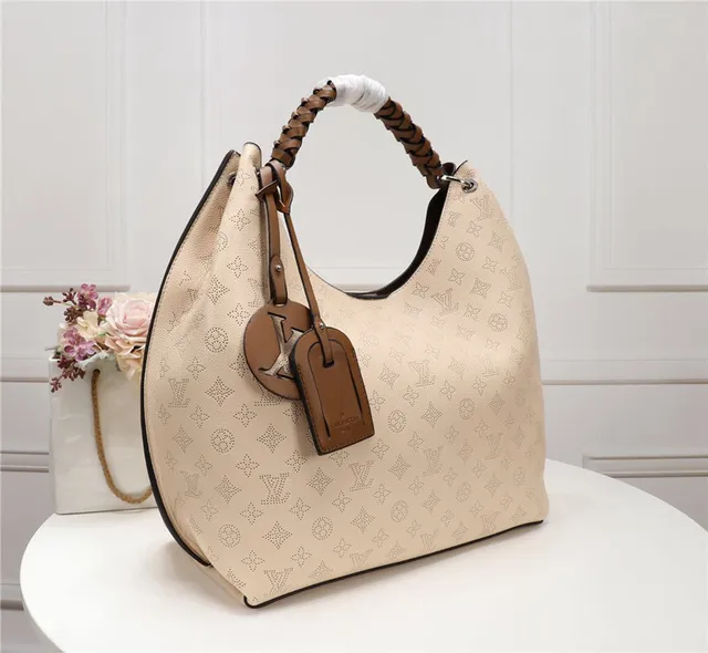 Louis Vuitton حقيبة يد بيد علوية جلدية مفتوحة الثقوب مطبوعة بيج بني مضفرة 18