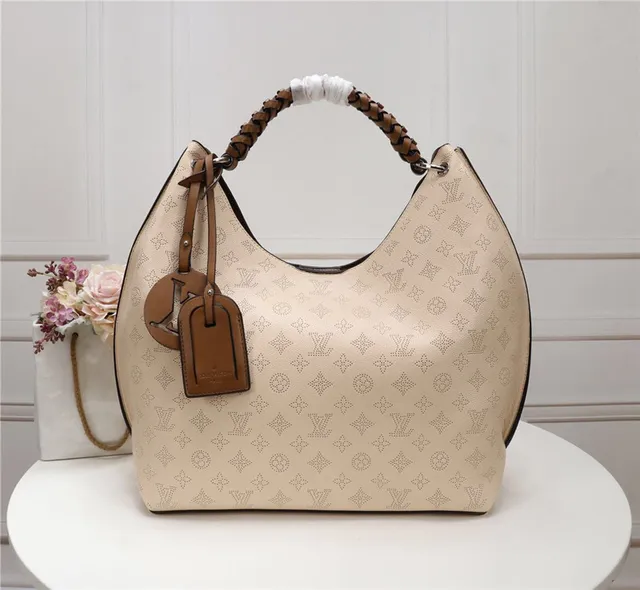 Louis Vuitton حقيبة يد بيد علوية جلدية مفتوحة الثقوب مطبوعة بيج بني مضفرة 19