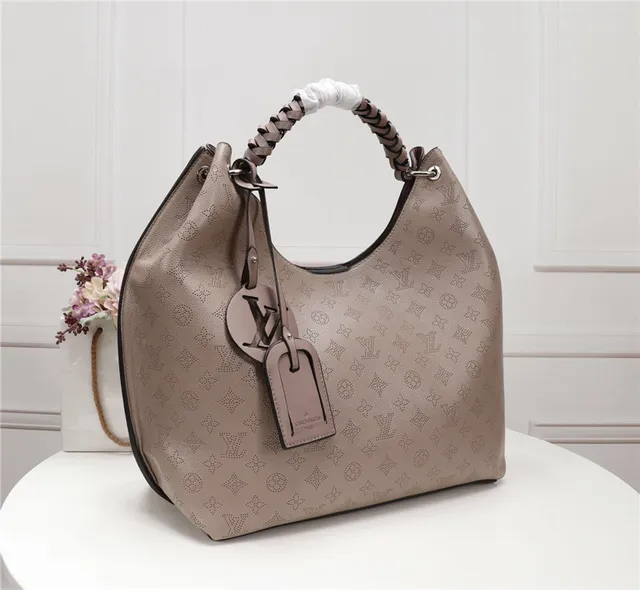 Louis Vuitton حقيبة يد بيد علوية جلدية مفتوحة الثقوب مطبوعة بيج بني مضفرة 20