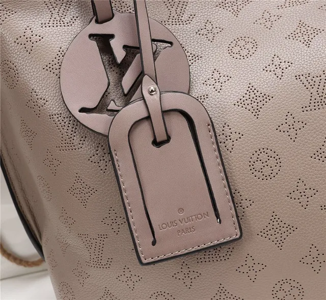 Louis Vuitton حقيبة يد بيد علوية جلدية مفتوحة الثقوب مطبوعة بيج بني مضفرة 23