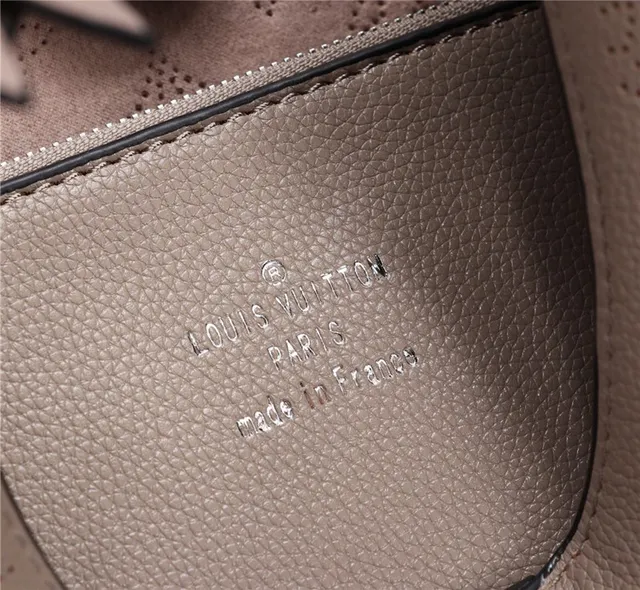 Louis Vuitton حقيبة يد بيد علوية جلدية مفتوحة الثقوب مطبوعة بيج بني مضفرة 24