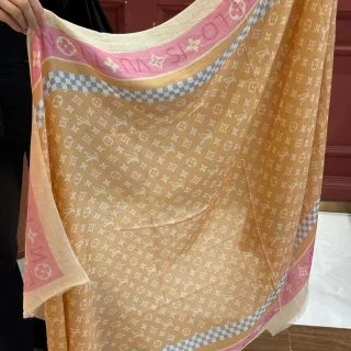 Louis Vuitton Beige Rosa Monogram Print Brillo Brillante Bufanda de Seda