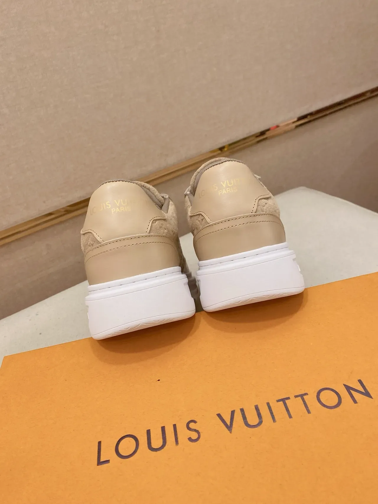 Louis Vuitton Sneakers Lifestyle Beige Blanc Monogrammé en Suède avec Overlays en Cuir Lisse 2