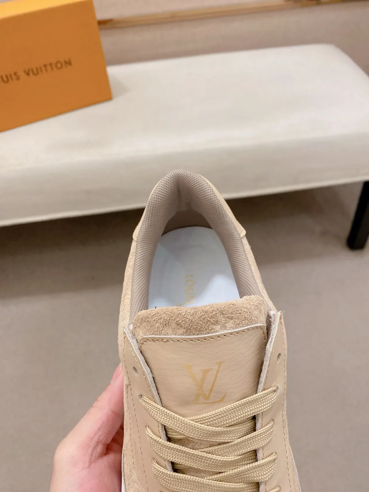 Louis Vuitton Sneakers Lifestyle Beige Blanc Monogrammé en Suède avec Overlays en Cuir Lisse 3