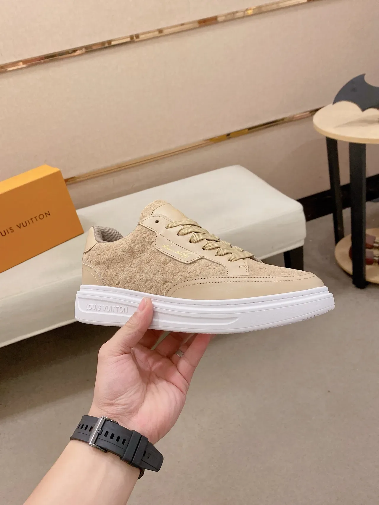 Louis Vuitton Sneakers Lifestyle Beige Blanc Monogrammé en Suède avec Overlays en Cuir Lisse 4