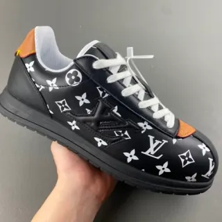 Louis Vuitton Zapatos runner low-top de cuero con impresión monograma negro y marrón lifestyle
