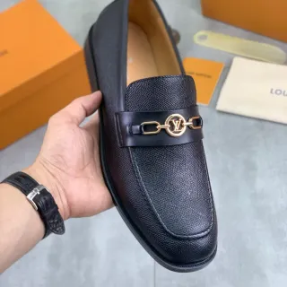 Louis Vuitton Cuir Texturé Pebbled Noir et Or LV Boucle Cercle Loafer