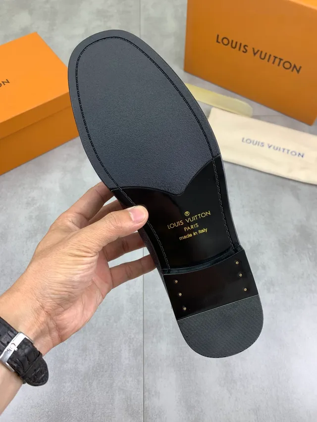 Louis Vuitton Cuir Texturé Pebbled Noir et Or LV Boucle Cercle Loafer 2