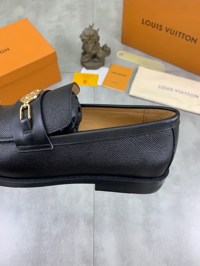 Louis Vuitton Cuir Texturé Pebbled Noir et Or LV Boucle Cercle Loafer 3