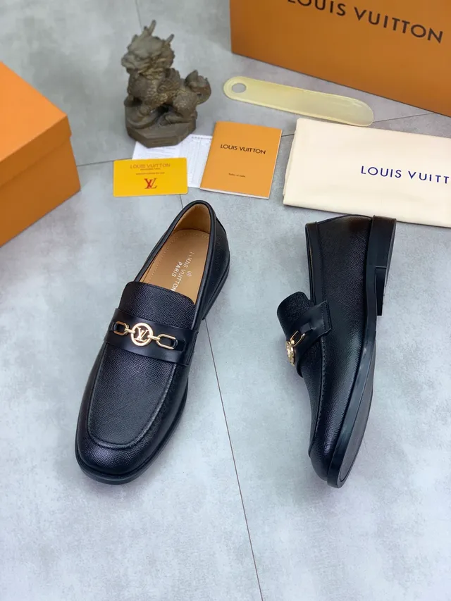 Louis Vuitton Cuir Texturé Pebbled Noir et Or LV Boucle Cercle Loafer 4