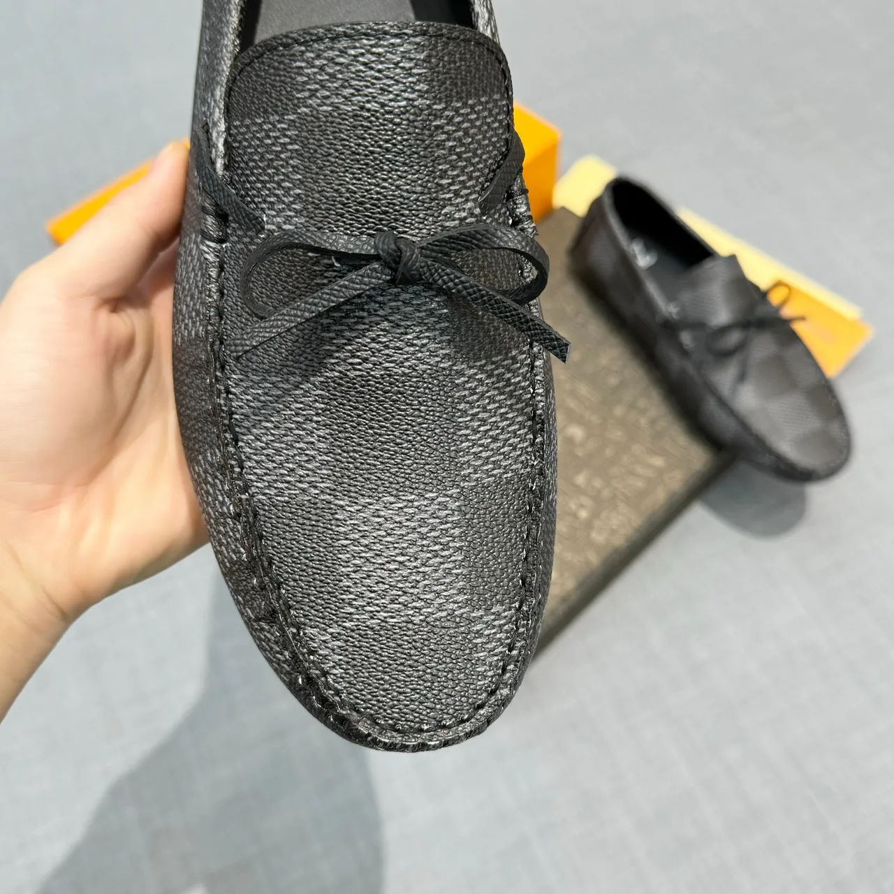 Louis Vuitton Noir Gris Damier Check Texture Nœud Papillon Détail Loafer 3