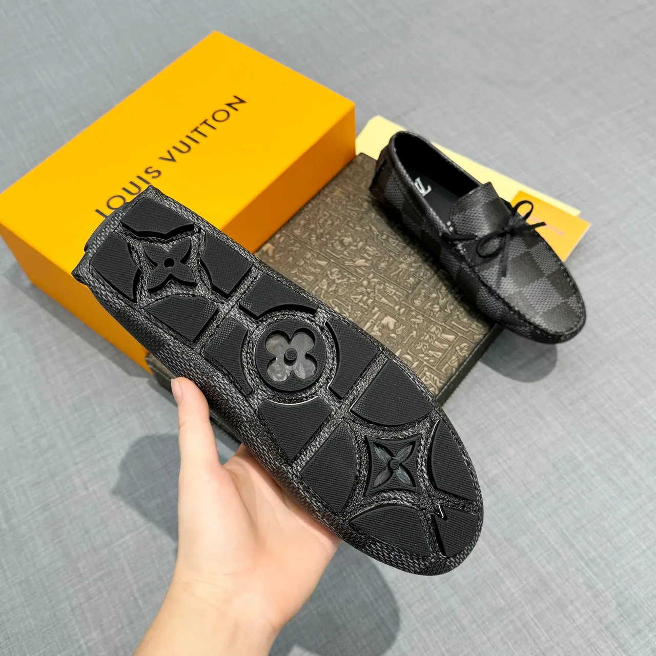 Louis Vuitton Noir Gris Damier Check Texture Nœud Papillon Détail Loafer 5