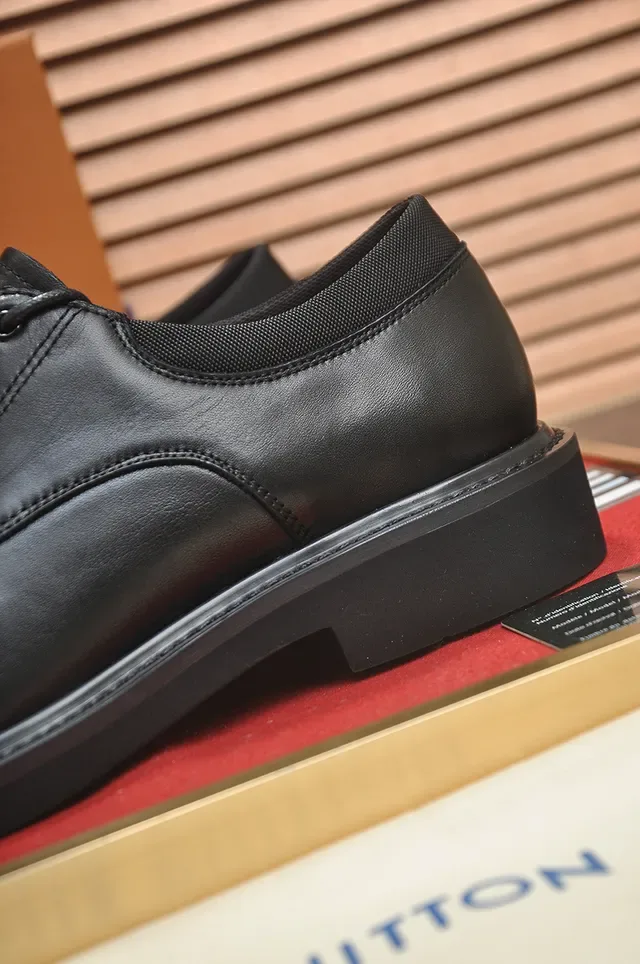 Louis Vuitton Zapatos Oxford de Cuero con Punta de Tapa Negra 2