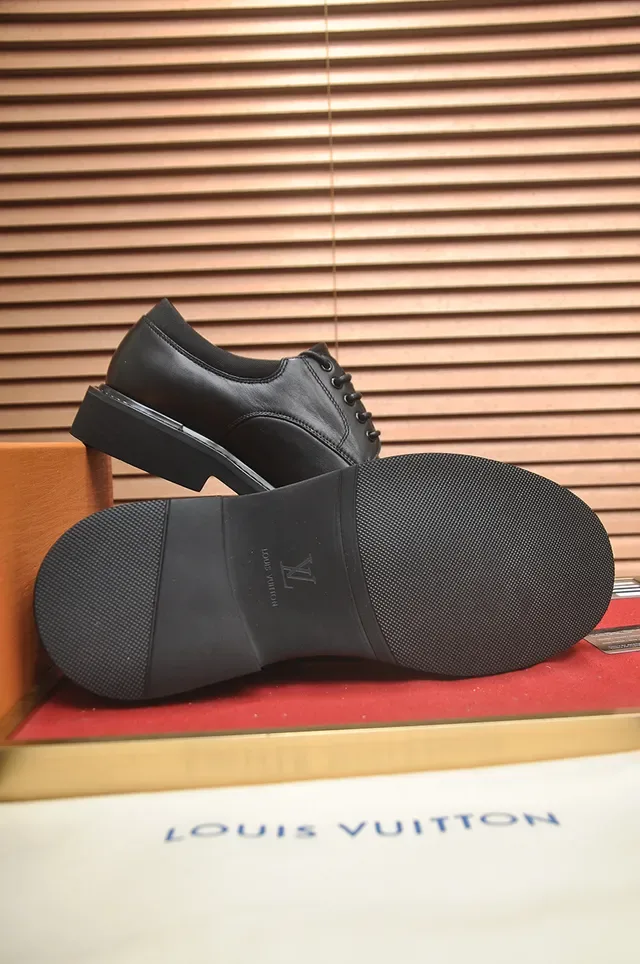 Louis Vuitton Zapatos Oxford de Cuero con Punta de Tapa Negra 3