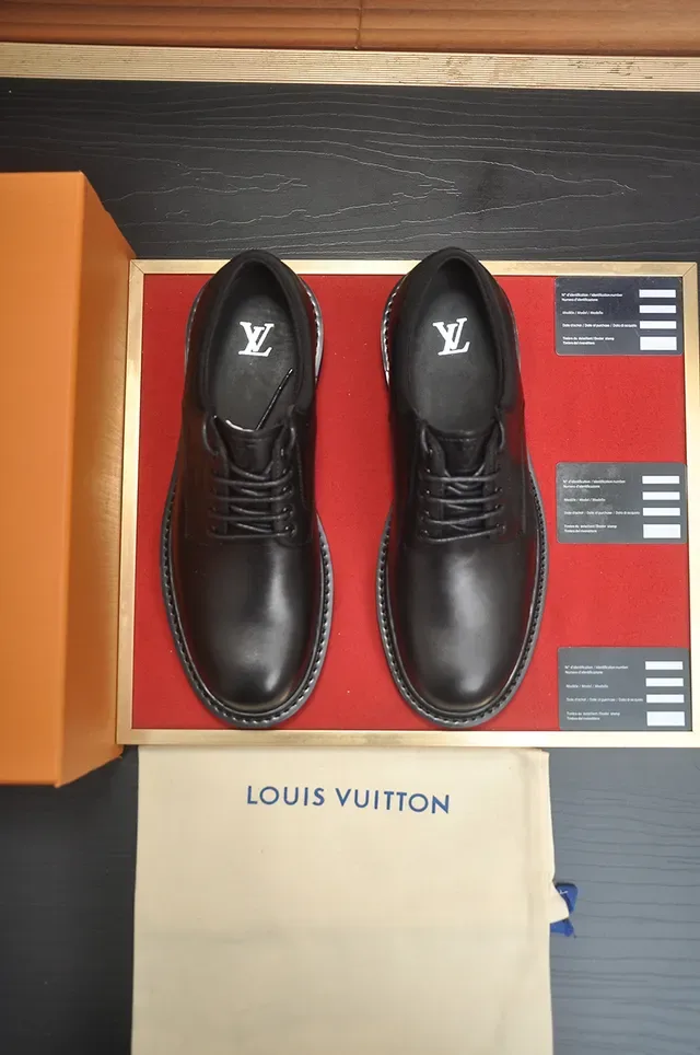 Louis Vuitton Zapatos Oxford de Cuero con Punta de Tapa Negra 5