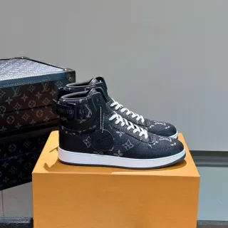 Louis Vuitton Tênis Lifestyle Preto Branco de Cano Alto com Estampa Monograma