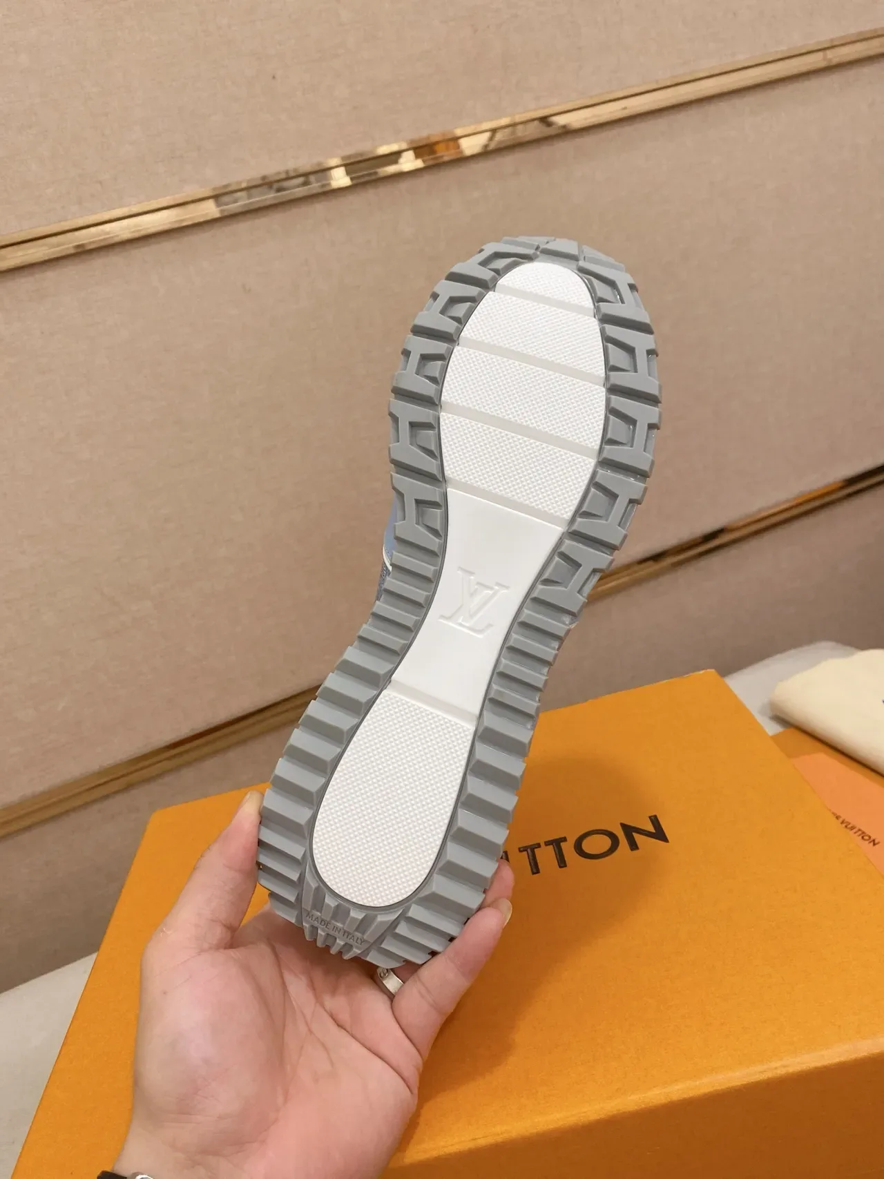 Louis Vuitton Sneakers Lifestyle Bleu Blanc Monogramées en Textile avec Étiquette de Talon Perforée 2