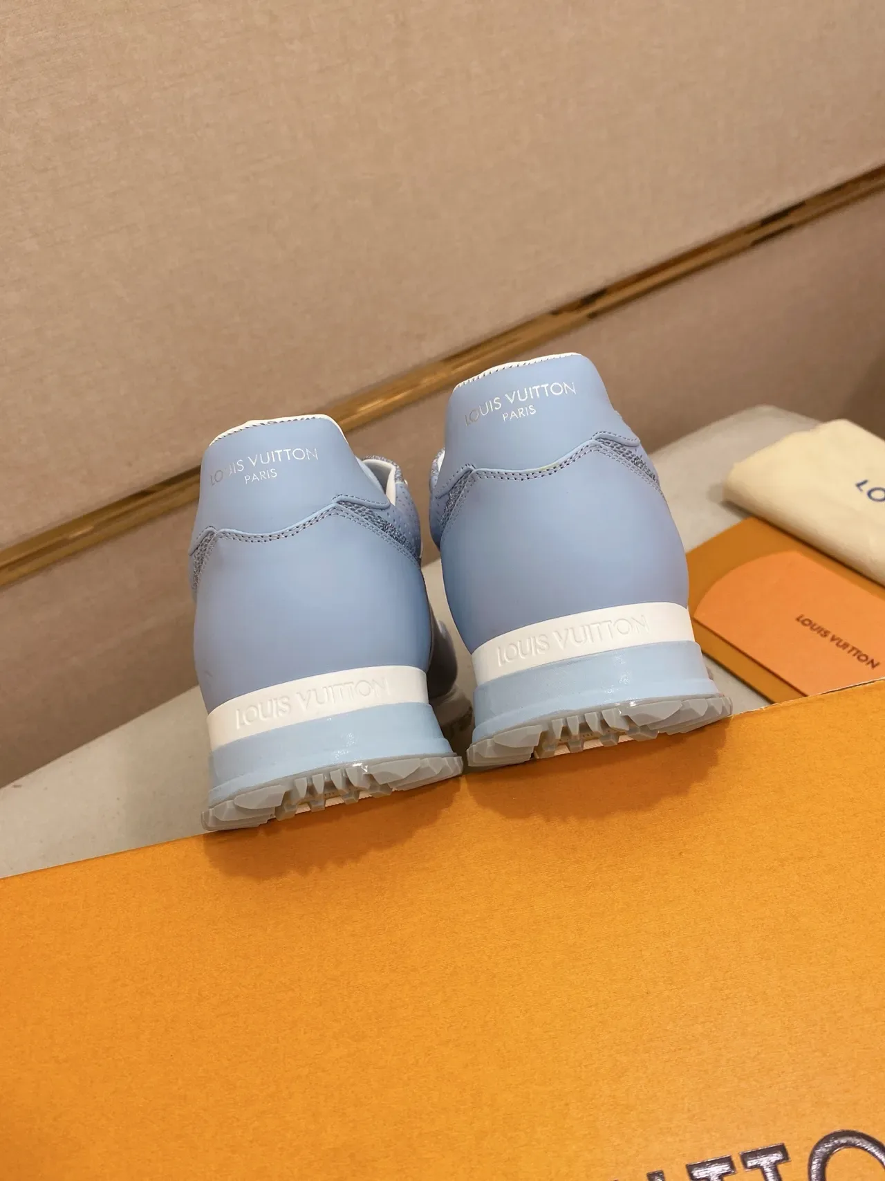 Louis Vuitton Sneakers Lifestyle Bleu Blanc Monogramées en Textile avec Étiquette de Talon Perforée 3