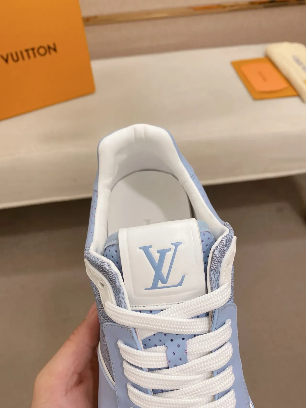 Louis Vuitton Sneakers Lifestyle Bleu Blanc Monogramées en Textile avec Étiquette de Talon Perforée 4