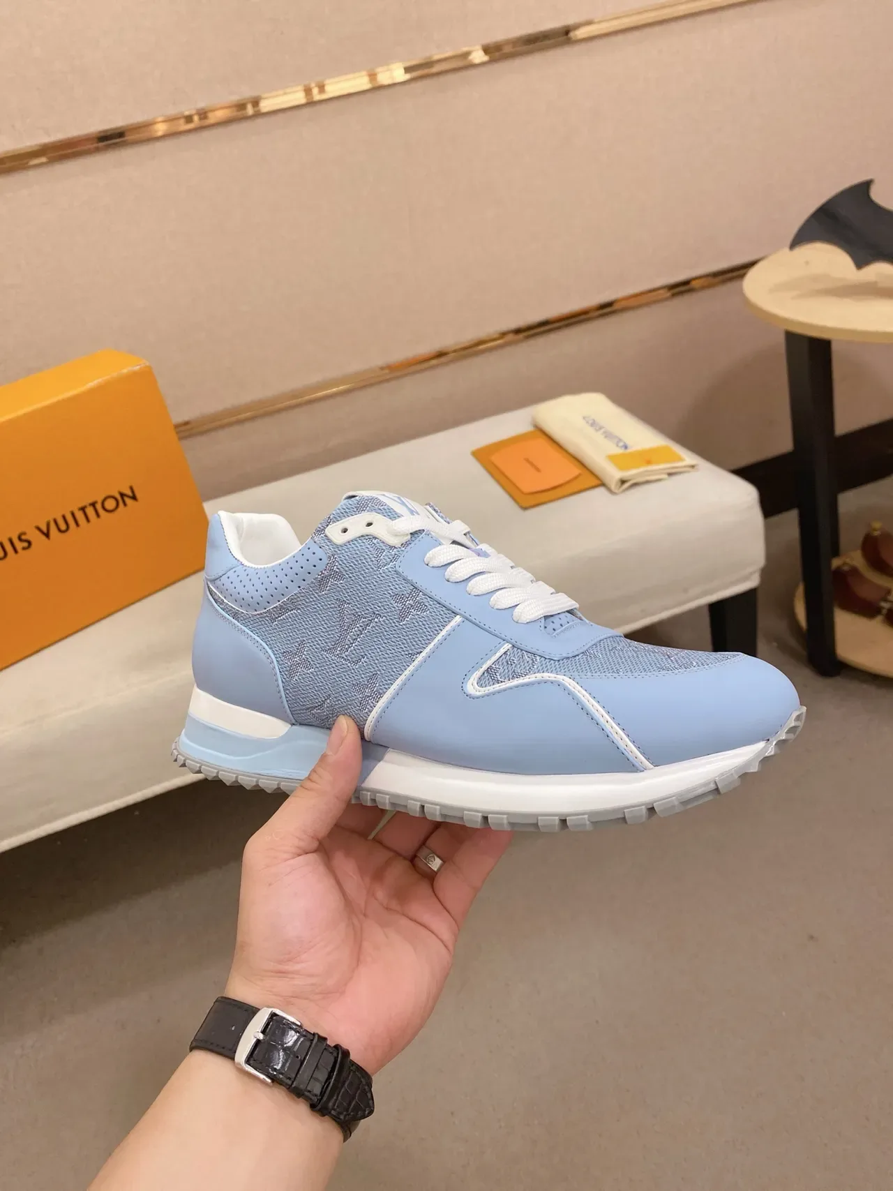 Louis Vuitton Sneakers Lifestyle Bleu Blanc Monogramées en Textile avec Étiquette de Talon Perforée 5