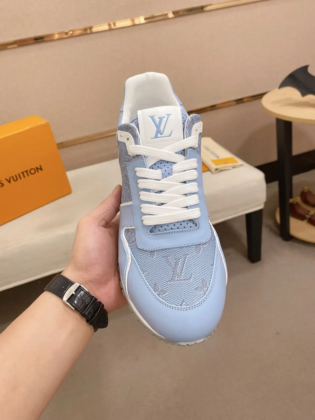Louis Vuitton Sneakers Lifestyle Bleu Blanc Monogramées en Textile avec Étiquette de Talon Perforée 6