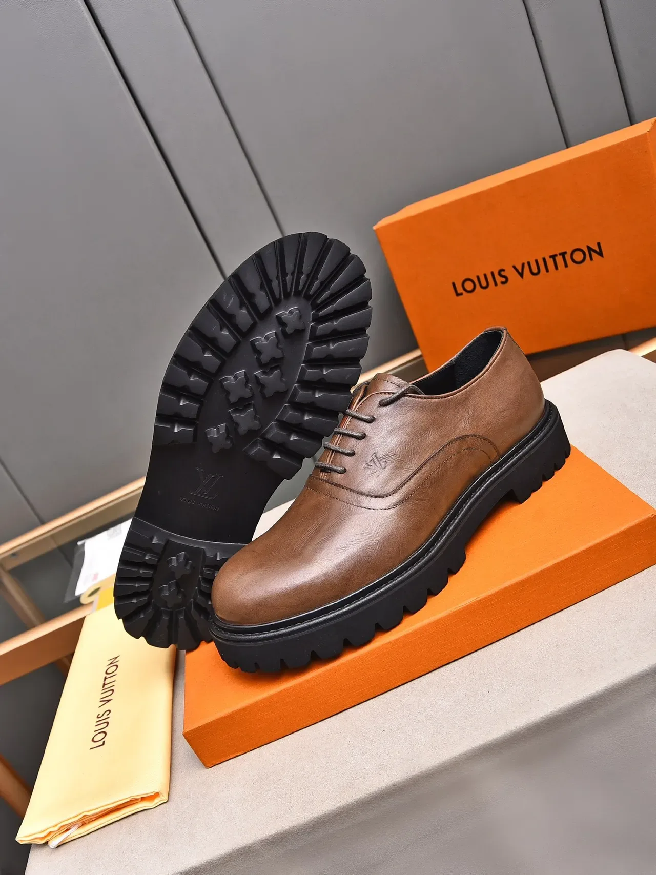 Louis Vuitton Chaussures Oxford Marron Noir Semelle Chunky Lug Embossed Monogram 4