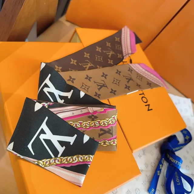 Louis Vuitton foulard de soie marron rose étroit à motif monogramme 4