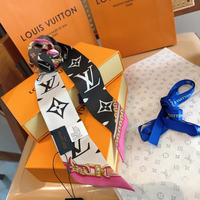 Louis Vuitton foulard de soie marron rose étroit à motif monogramme 5