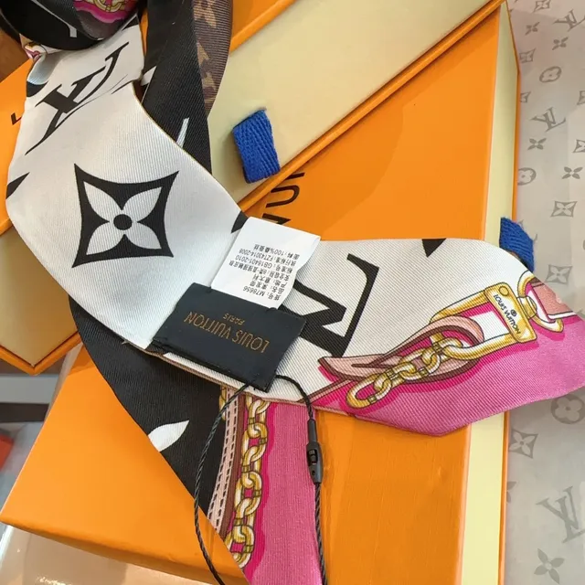Louis Vuitton foulard de soie marron rose étroit à motif monogramme 6