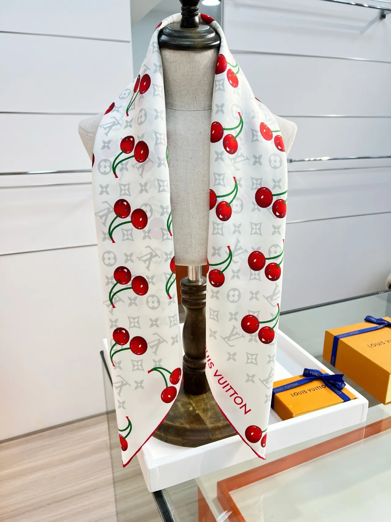 Louis Vuitton Écharpe de soie à imprimé cerise Monogram 3