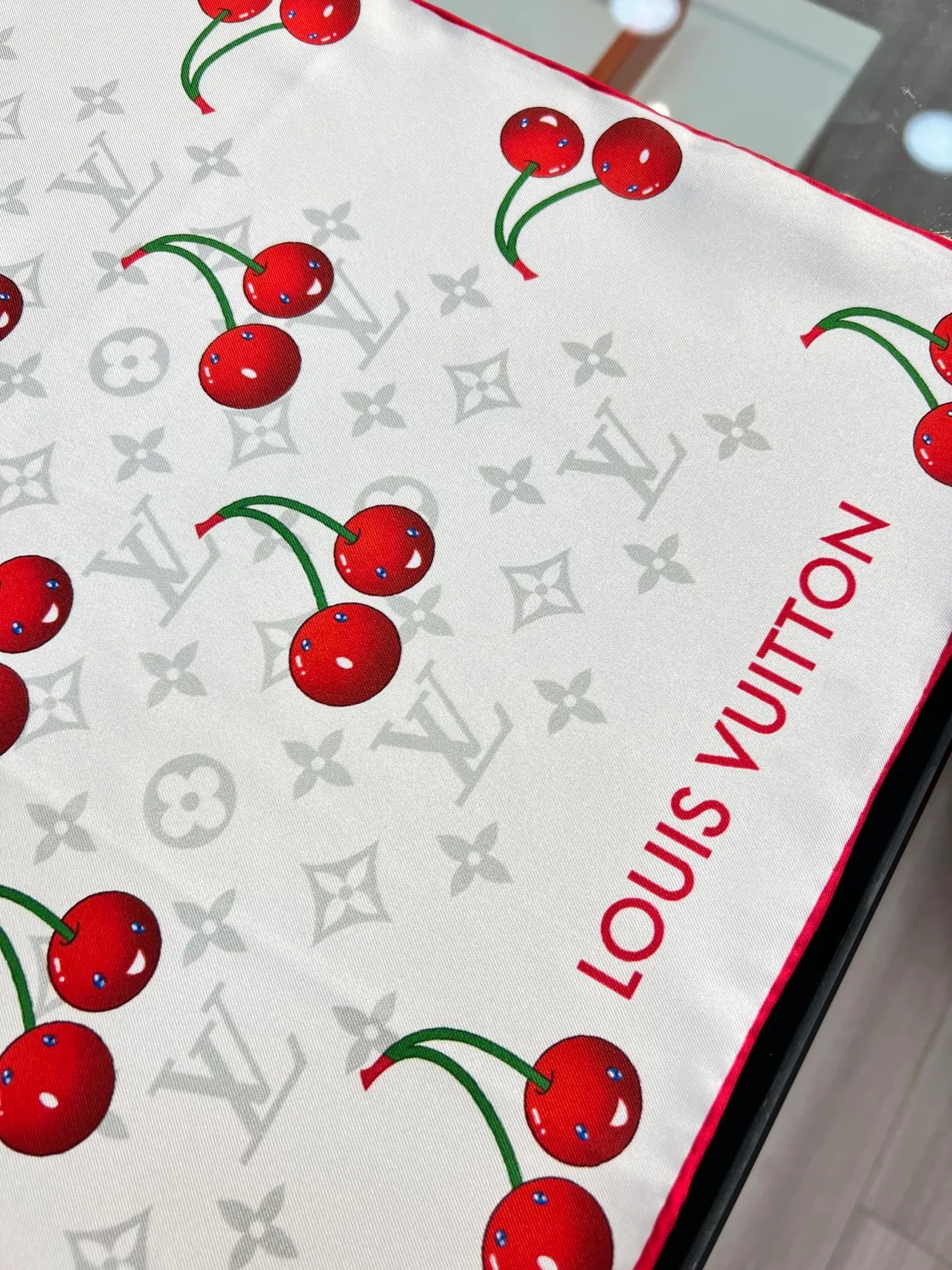 Louis Vuitton Écharpe de soie à imprimé cerise Monogram 4