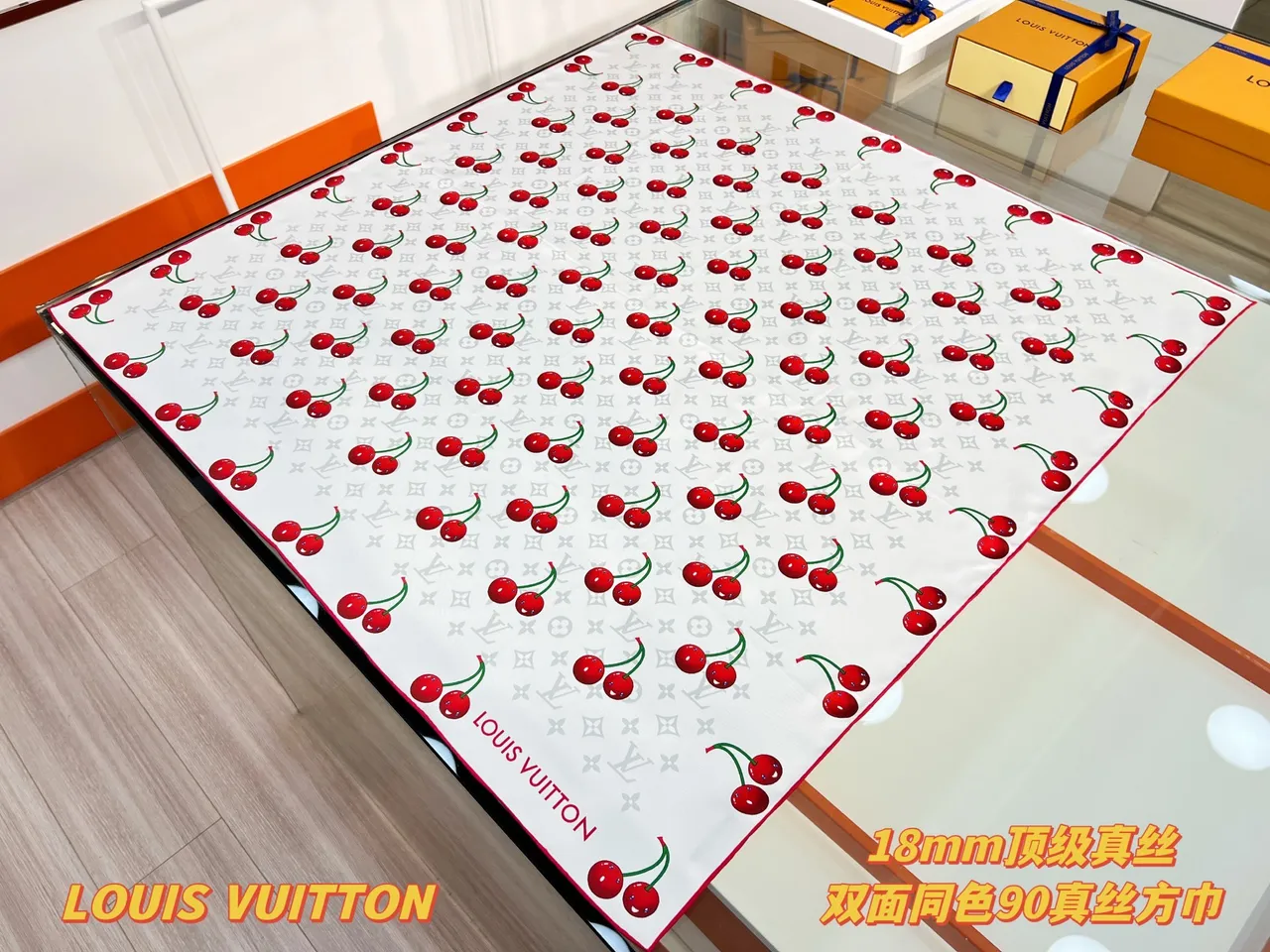 Louis Vuitton Écharpe de soie à imprimé cerise Monogram 7