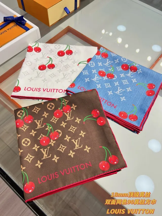 Louis Vuitton Écharpe de soie à imprimé cerise Monogram 9