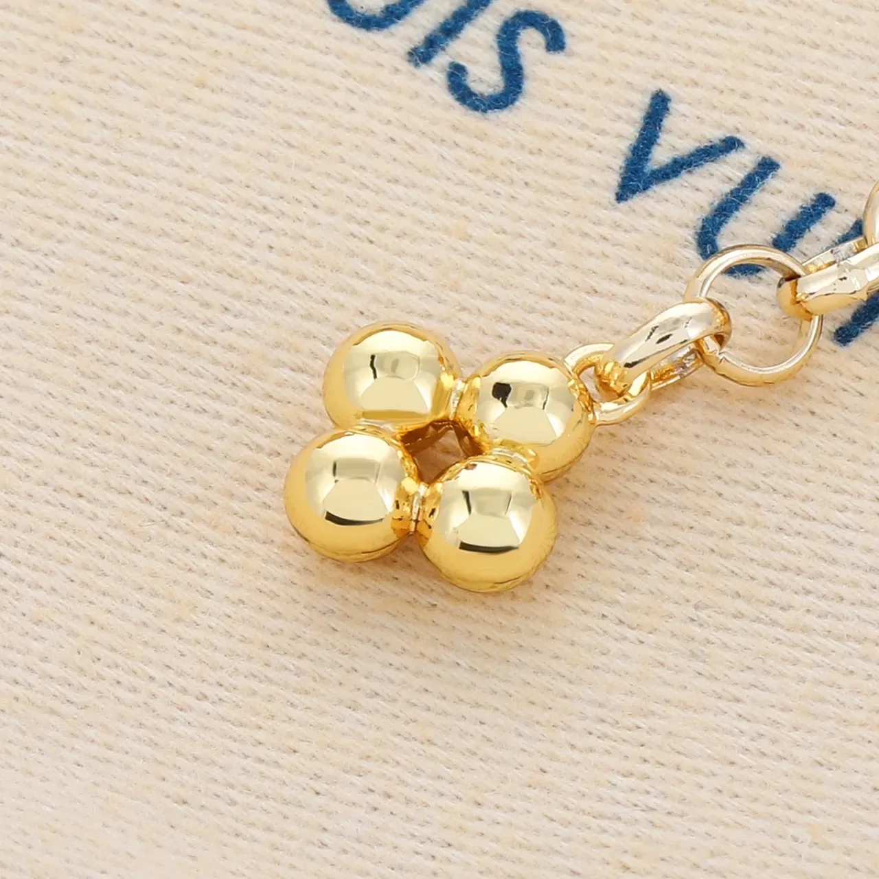 سوار قلادة Louis Vuitton CoEUR من المعدن الذهبي الأزرق على شكل قلب 2