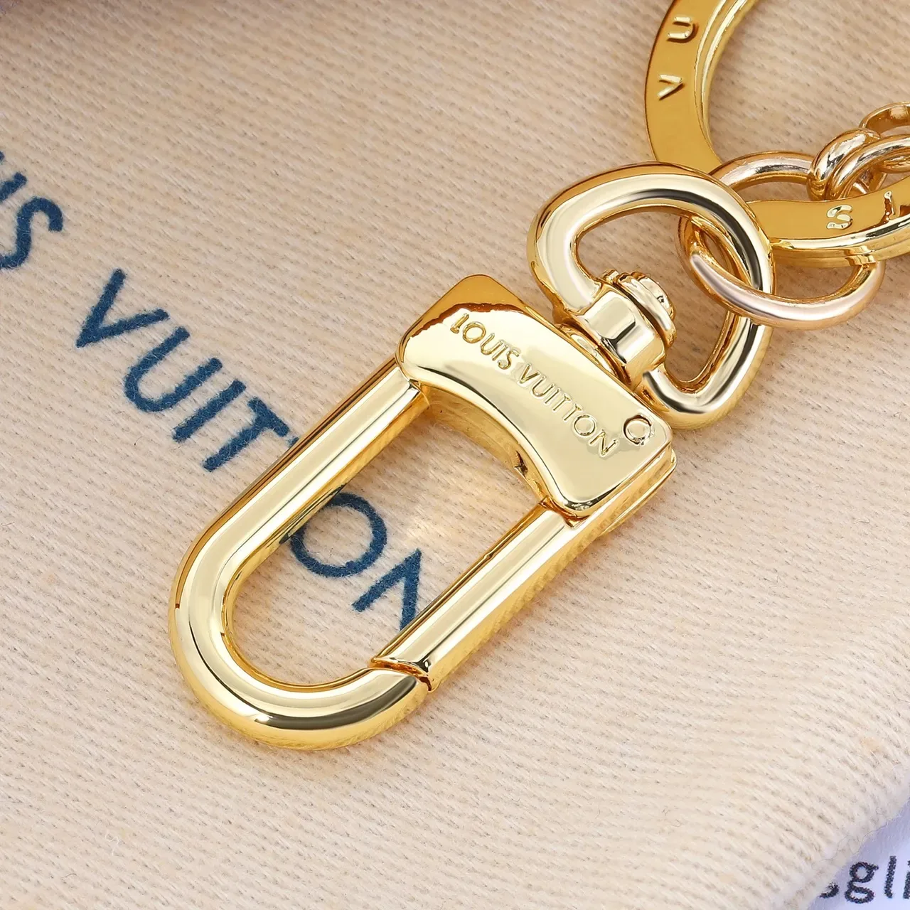 سوار قلادة Louis Vuitton CoEUR من المعدن الذهبي الأزرق على شكل قلب 3
