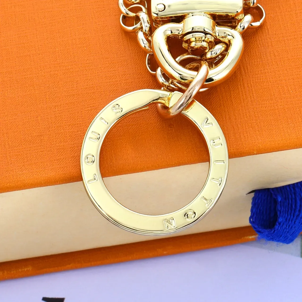 سوار قلادة Louis Vuitton CoEUR من المعدن الذهبي الأزرق على شكل قلب 4