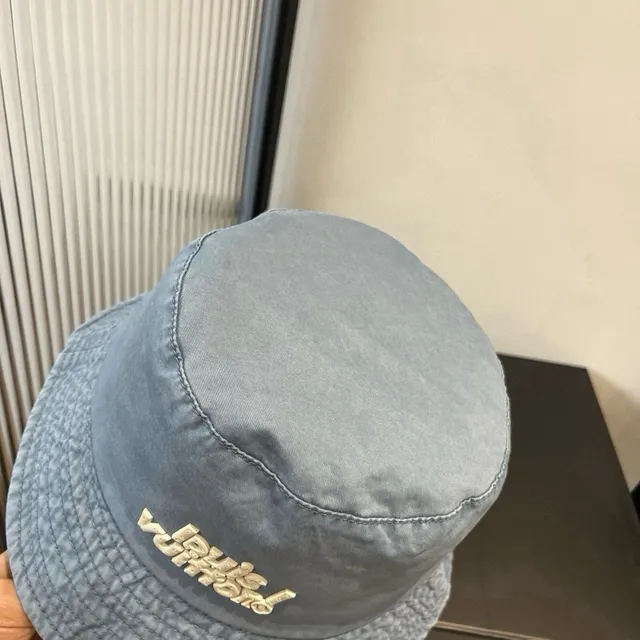 Louis Vuitton logotype brodé denim lavage clair chapeau de seau 5