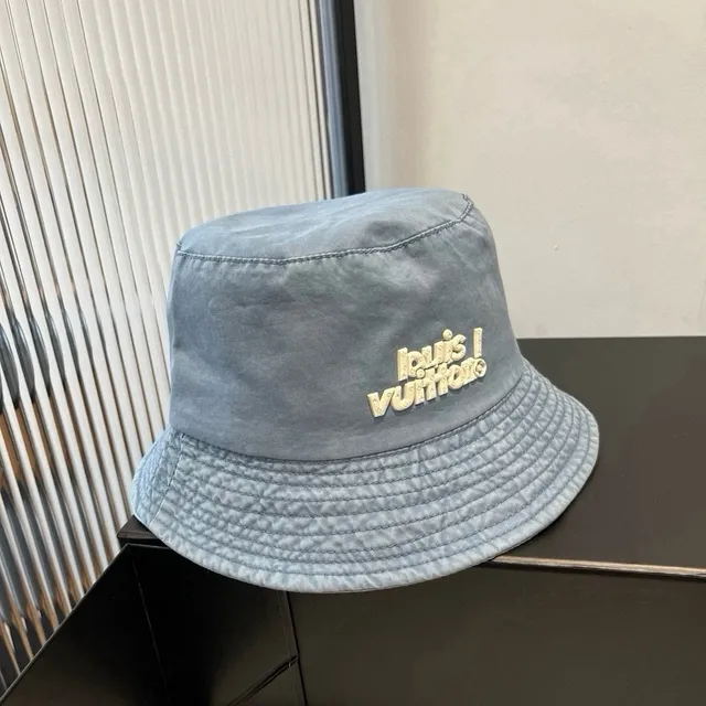 Louis Vuitton logotype brodé denim lavage clair chapeau de seau 9