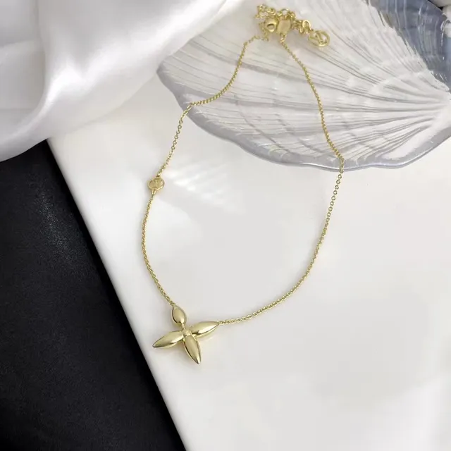 Louis Vuitton bracelet fleur chaîne ton or 6