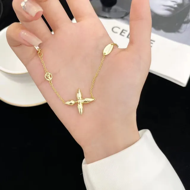 Louis Vuitton bracelet fleur chaîne ton or 9