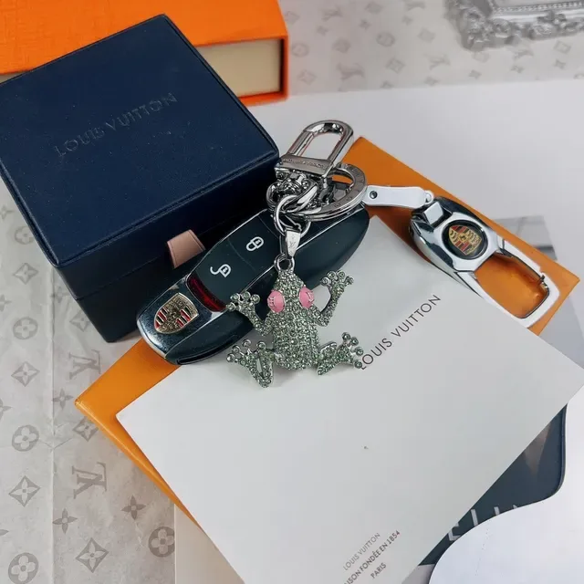 Louis Vuitton Frog Key Holder Silver Green Crystal-Embellished Charm Metal Hardware Jewelry 2