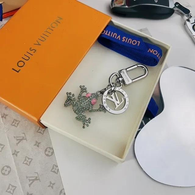 Louis Vuitton Frog Key Holder Silver Green Crystal-Embellished Charm Metal Hardware Jewelry 5