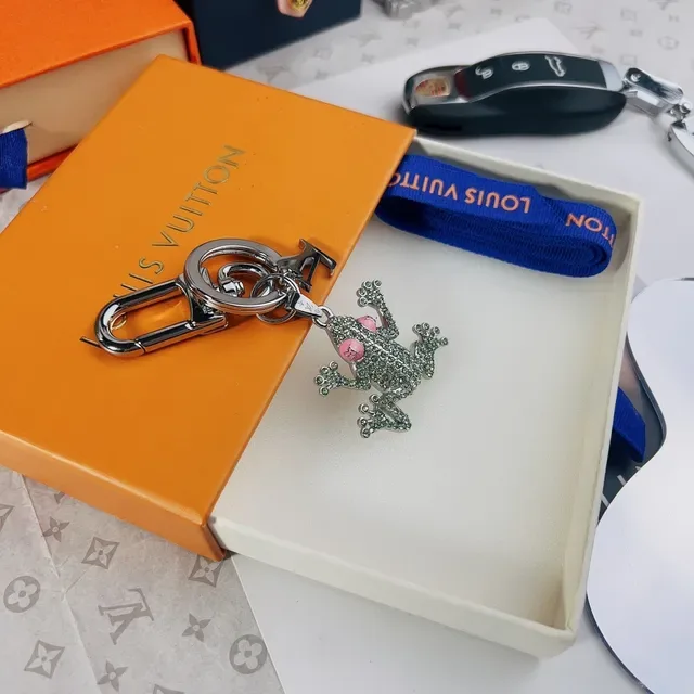 Louis Vuitton Frog Key Holder Silver Green Crystal-Embellished Charm Metal Hardware Jewelry 6