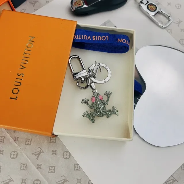 Louis Vuitton Frog Key Holder Silver Green Crystal-Embellished Charm Metal Hardware Jewelry 7